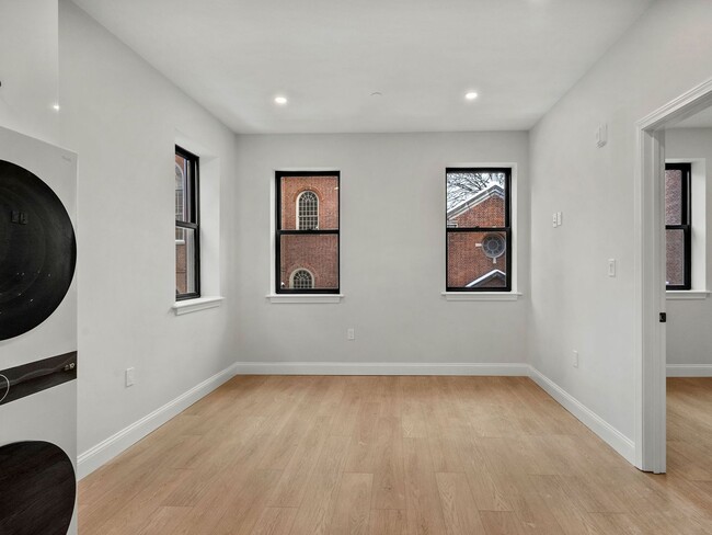 Building Photo - Renovated 2 Bed in the Heart of the North End | In-Unit Laundry | Pet Friendly | 9/1