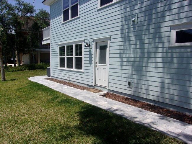 Building Photo - One Block to the Beach!!