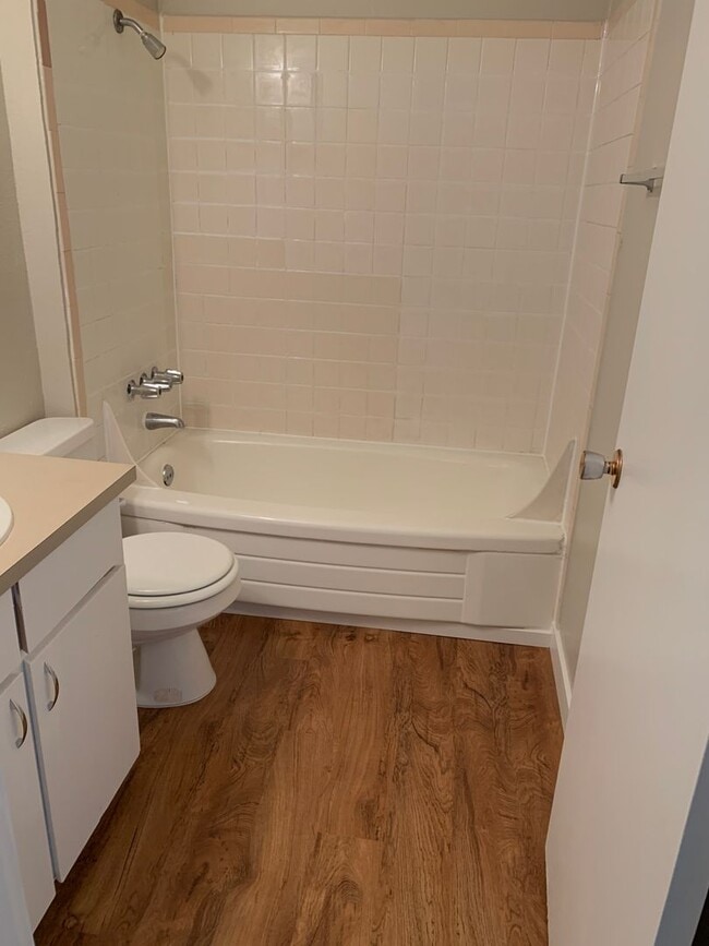 Foto del edificio - 2 Bedroom Town House!