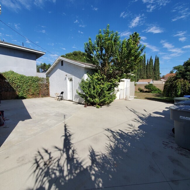 Garage view - 5572 Kingman Ave