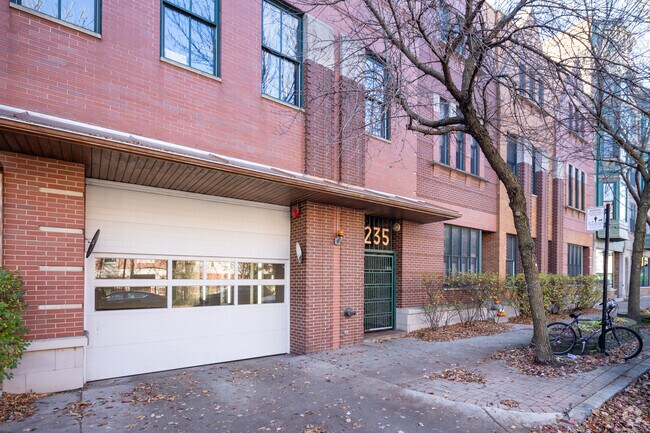 Entrada - George Court