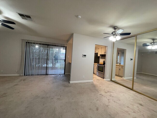 Building Photo - Cozy Condo with a One Bedroom Move in Ready!
