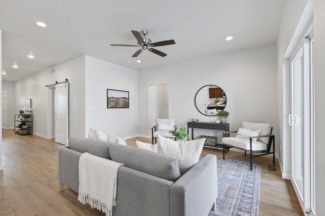 Building Photo - 16543 Red Oak Dr