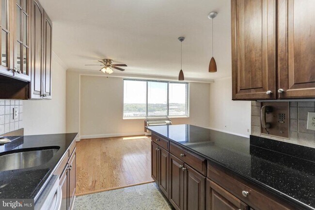 Foto del edificio - 9701 Fields Rd