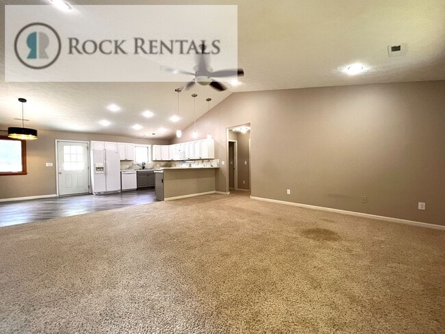 Building Photo - 3 Bed 2 Bath House with Attached Garage