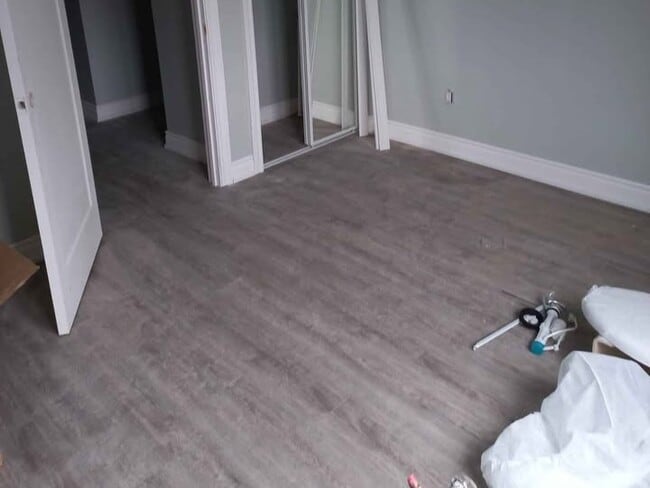 Building Photo - Fully Updated Second Floor Apartment (1 Bed, 1 Bath)