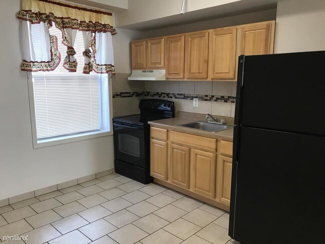 Building Photo - 3 br, 1 bath Townhome - 3038 E Monument St