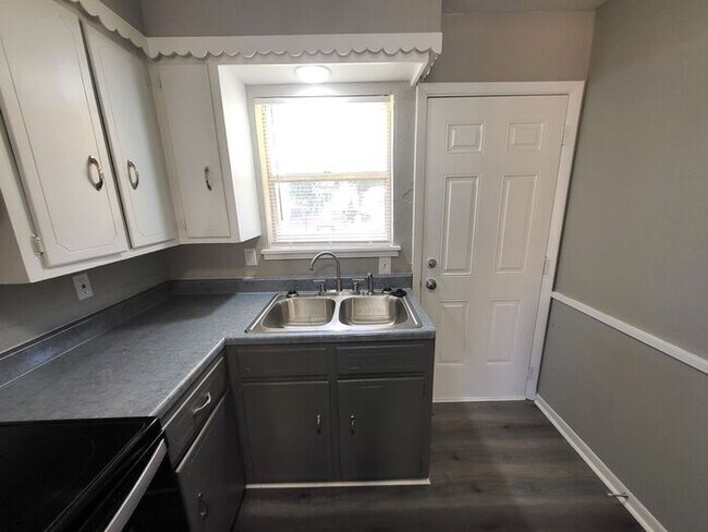 Building Photo - 2 bedroom 1 bath