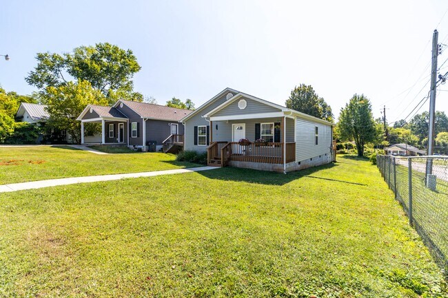 Building Photo - 524 Midlake Dr NE