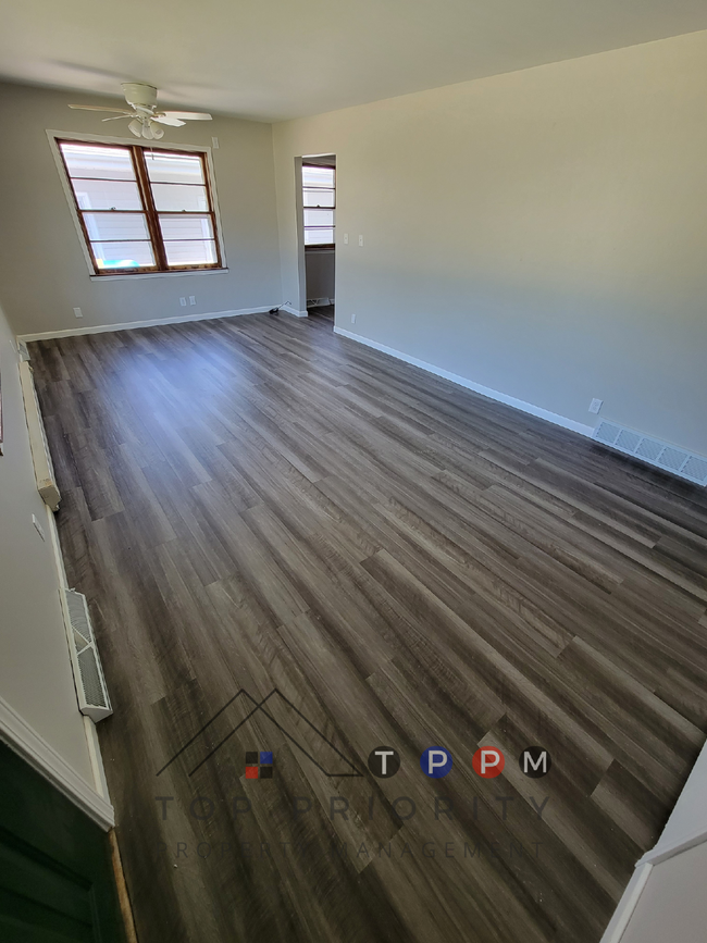 Building Photo - 3 Bedroom | 1 Bathroom Duplex in Cedar Fal...