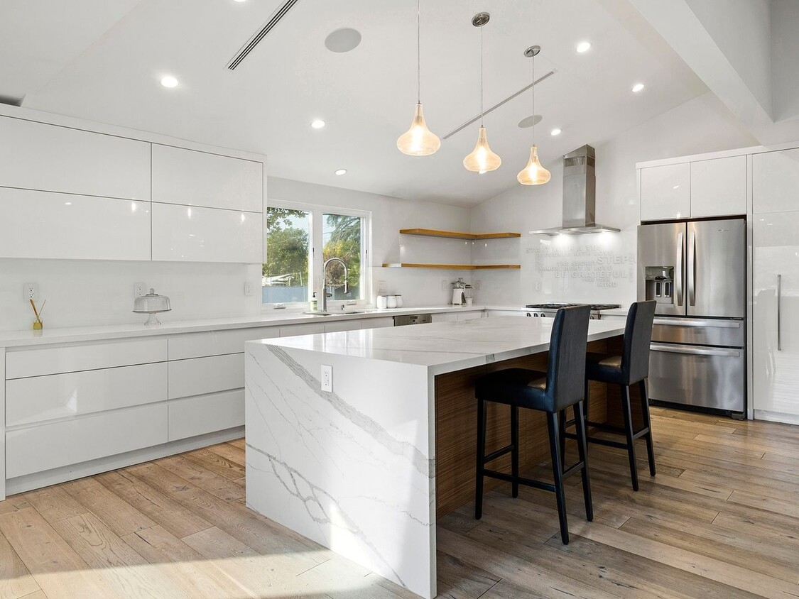 Primary Photo - Luxury 5 Bedroom Pool Home in Tarzana