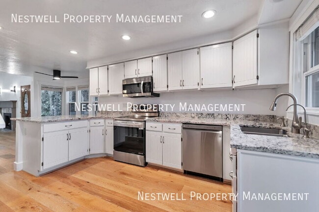 Building Photo - 3656 E Summerhill Dr