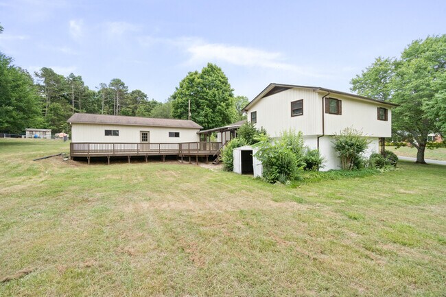 Building Photo - 4751 Club View Dr