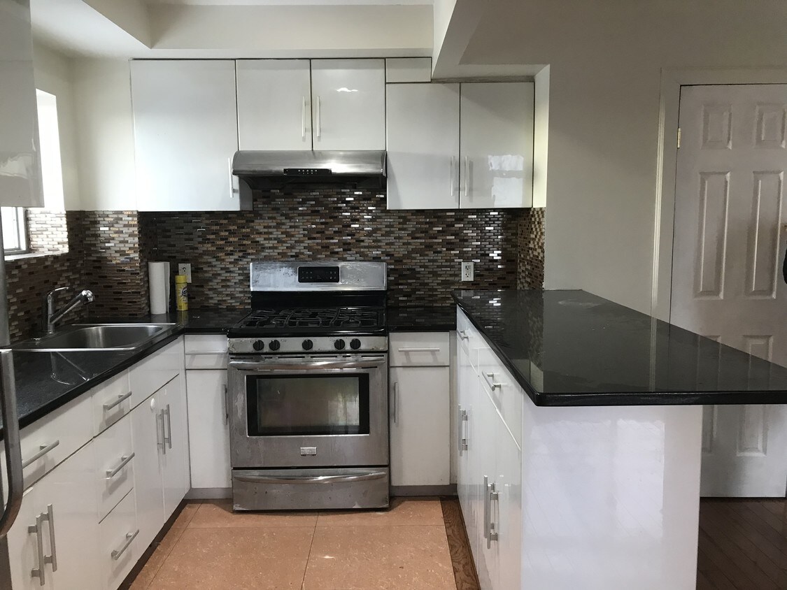 Foto principal - 4202 8th Ave