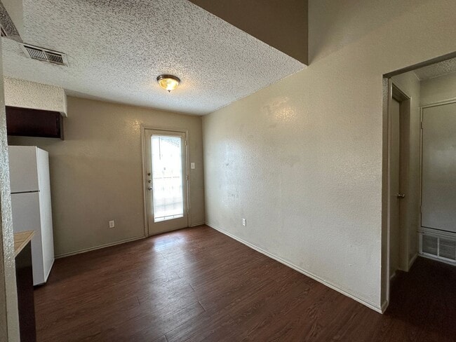 Building Photo - 1103 Country Aire Drive