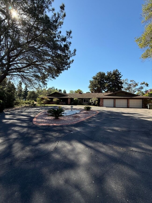 Building Photo - Ranch Style Home on Large Lot with Circular Driveway