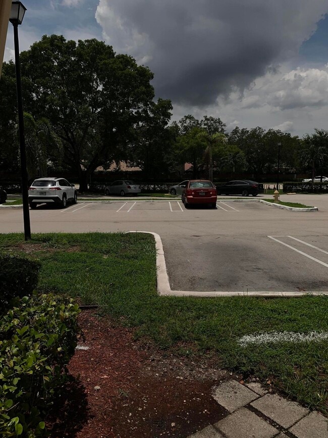 Building Photo - 2015 Coral Ridge Dr