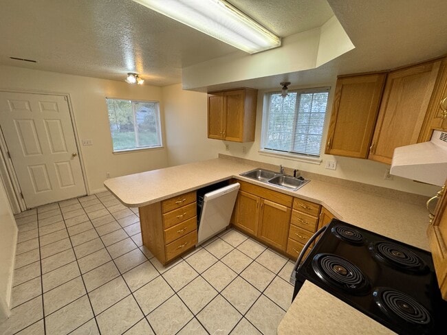 Building Photo - 905 W 350 N