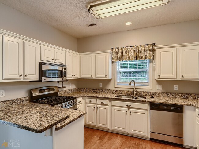 Foto del edificio - 128 Pine Crescent