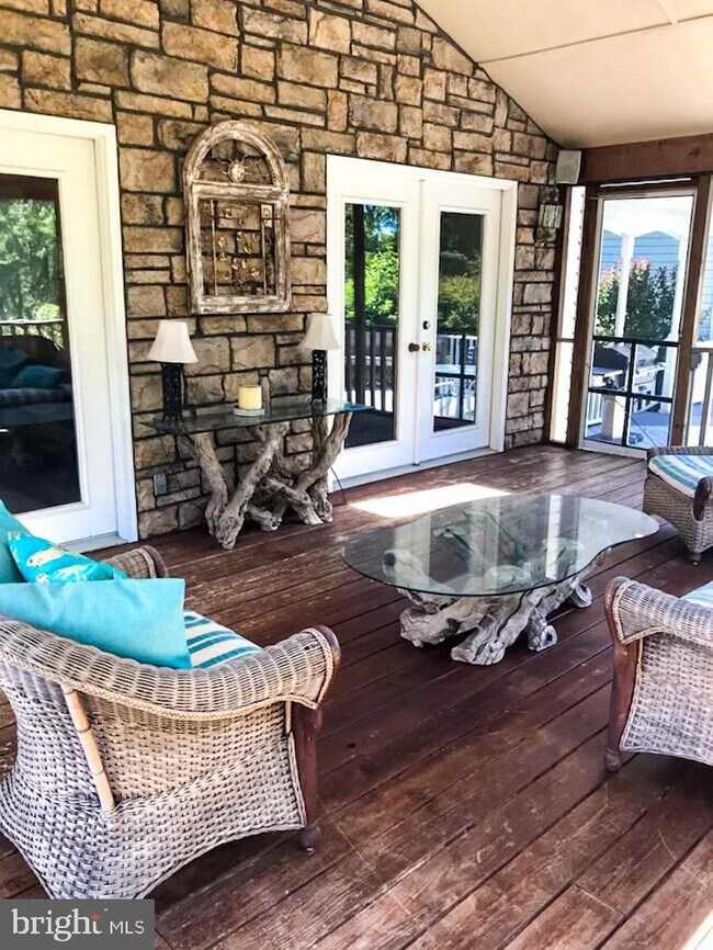 Foto del edificio - 331 Lakeside Dr
