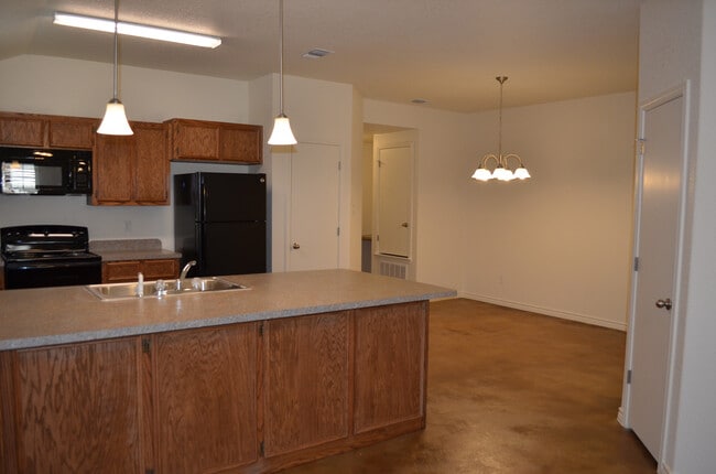 Building Photo - 914 Maplewood Dr