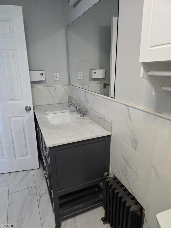 Foto del edificio - 140 Wakeman Ave