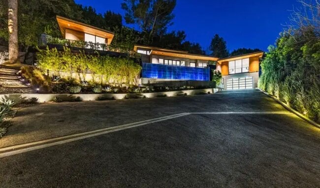 Building Photo - 727 N Beverly Glen Blvd