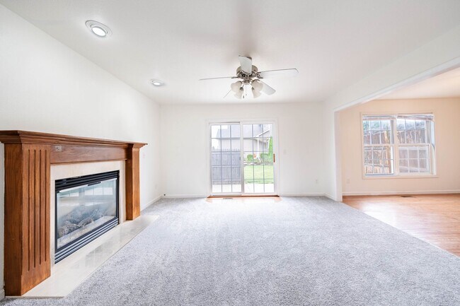 Building Photo - 3 BED / 2.5 BATH TOWNHOUSE IN PRAIRIE FIEL...