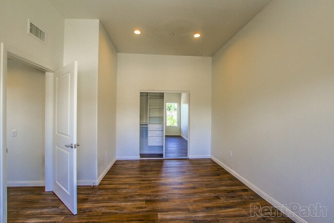 wood like flooring - 4862 Cochran St