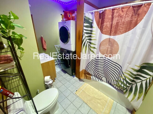 Foto del edificio - Spacious Apartment Laundry in Unit , XL OUTDOOR SPACE & PORCH