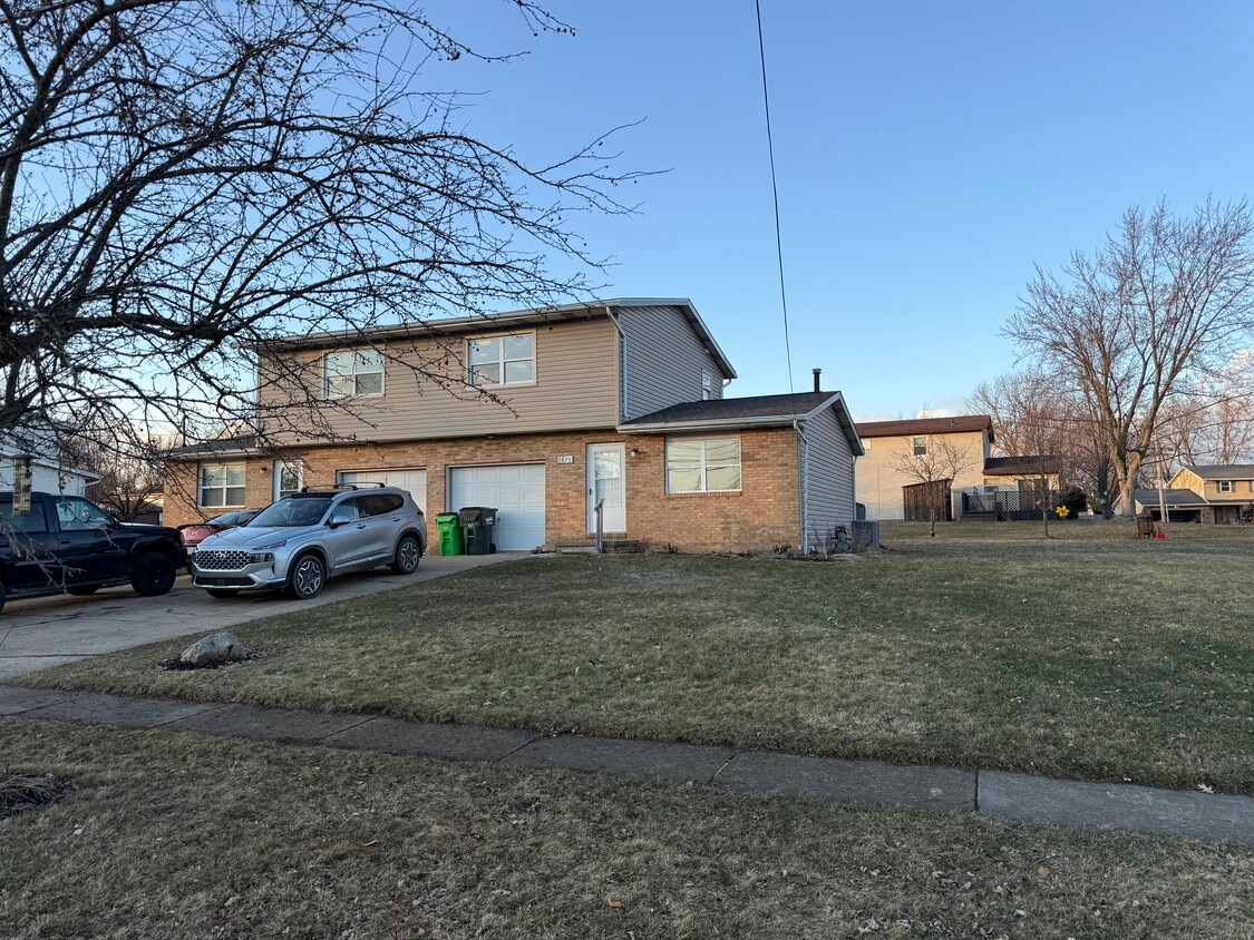 Primary Photo - 1881 Lakeview Dr