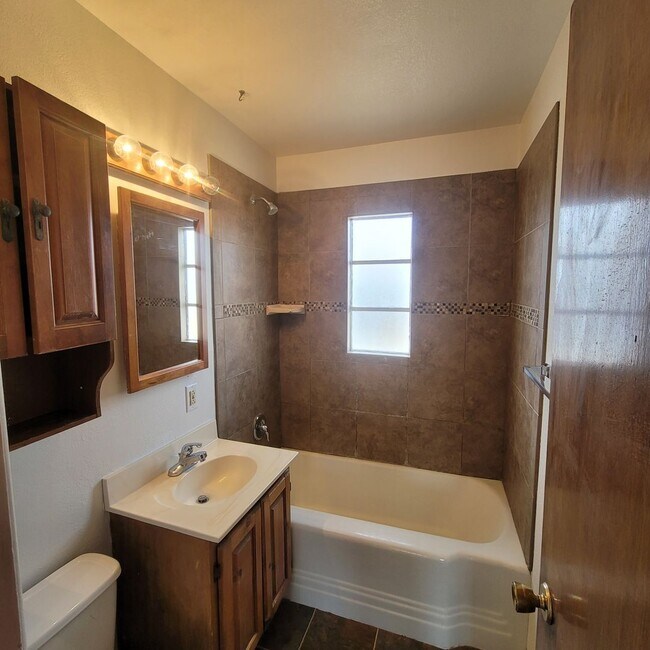 Building Photo - Darling 2 Bedroom Home