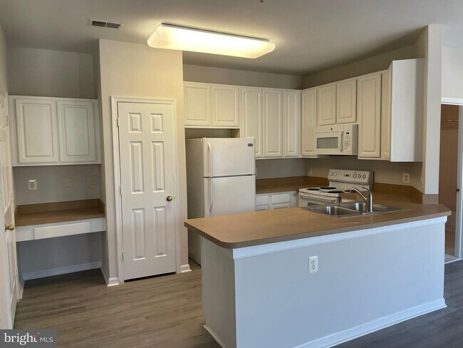 Building Photo - 2702 Gresham Way