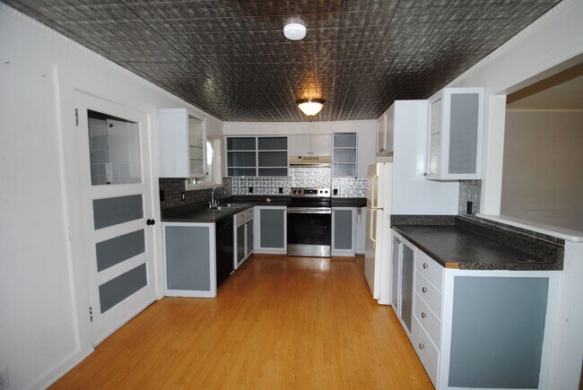 Building Photo - Spacious & centrally located 4 bed / 3 bat...