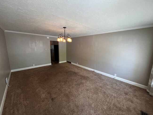Building Photo - 568-574 E 200 S