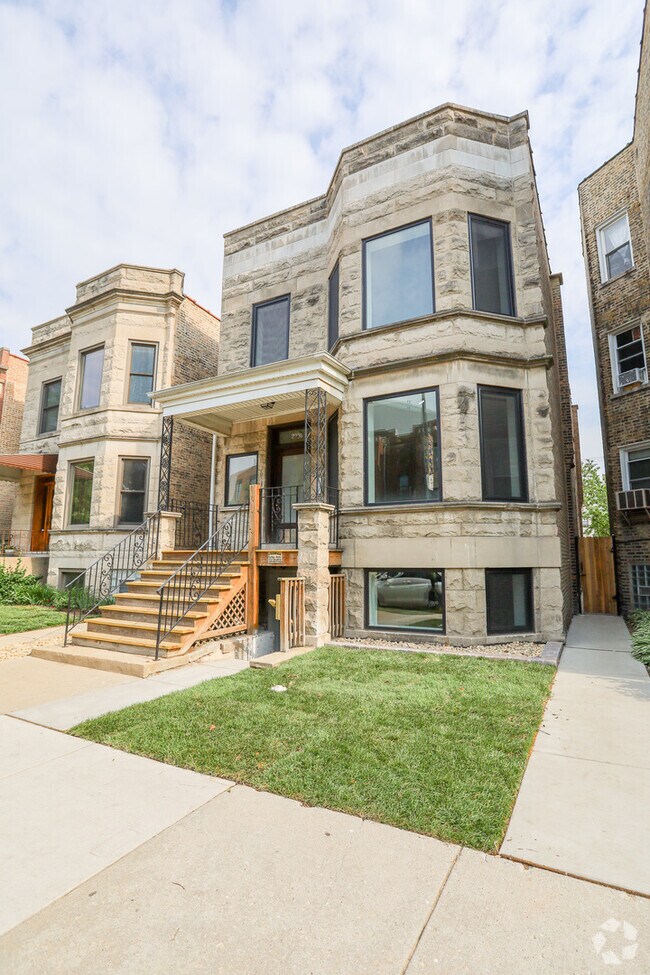 Building Photo - 2230 W Wilson Ave