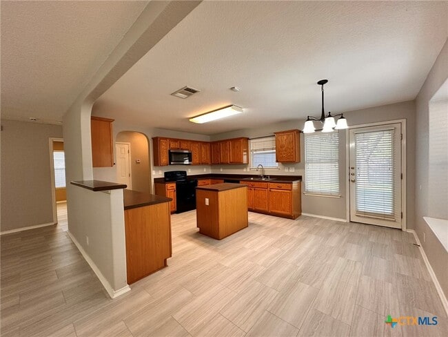Building Photo - 2384 Medina Dr