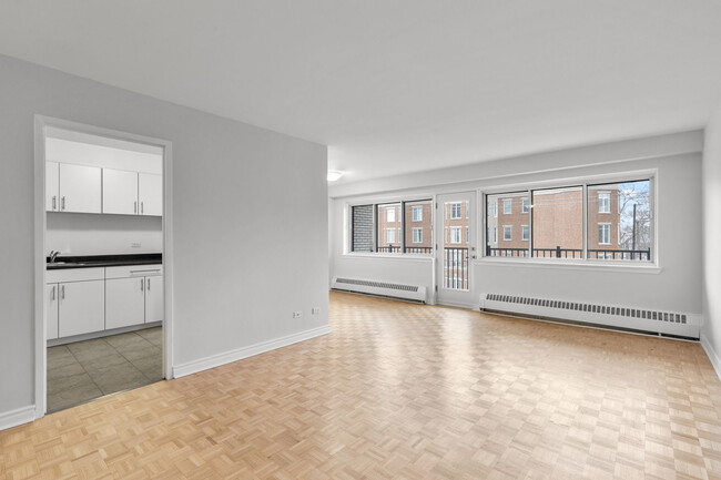 Building Photo - 5745 Ch De La Côte-Saint-Luc