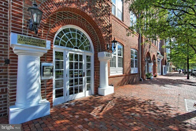 Building Photo - 4951 Brenman Park Dr
