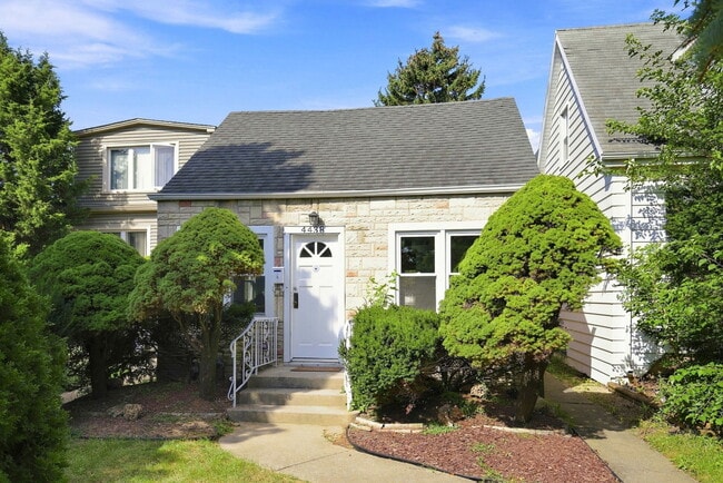 Building Photo - 4438 N Narragansett Ave