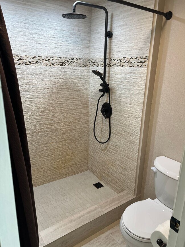 Foto del edificio - STYLISH HAYWARD HILLS CONDO WITH TWO PRIMARY SUITES AND BAY VIEWS!!!