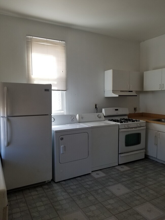 Kitchen - 3711 N Kenmore Ave