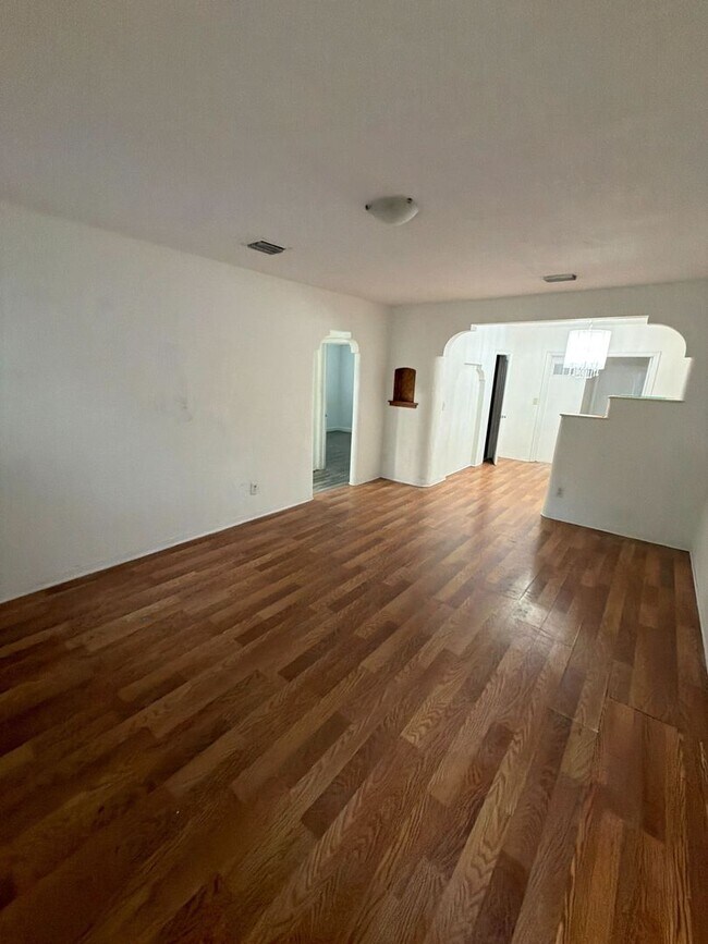 Foto del edificio - Charming 3-Bedroom + Den Home in the Heart of Miami