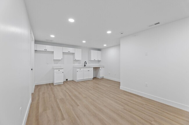Building Photo - 1475 W Skyline Dr