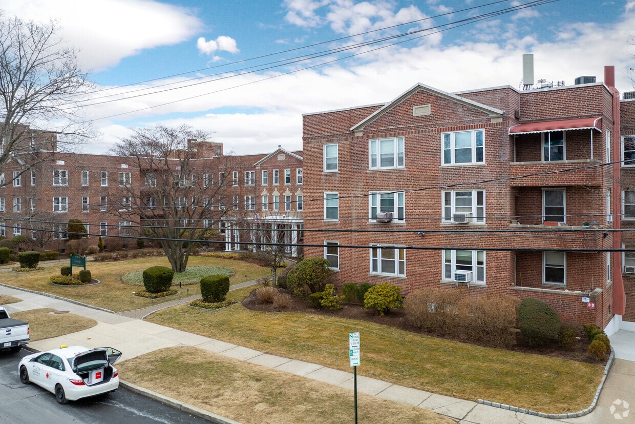 101 Old Mamaroneck Rd - Claridge House
