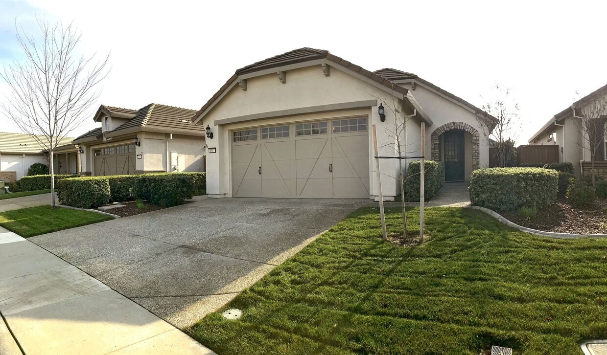 Primary Photo - 55+ Community Home in Great Condition!