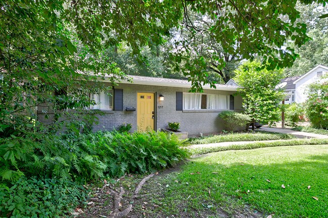 Building Photo - 1217 Kenwood Pl