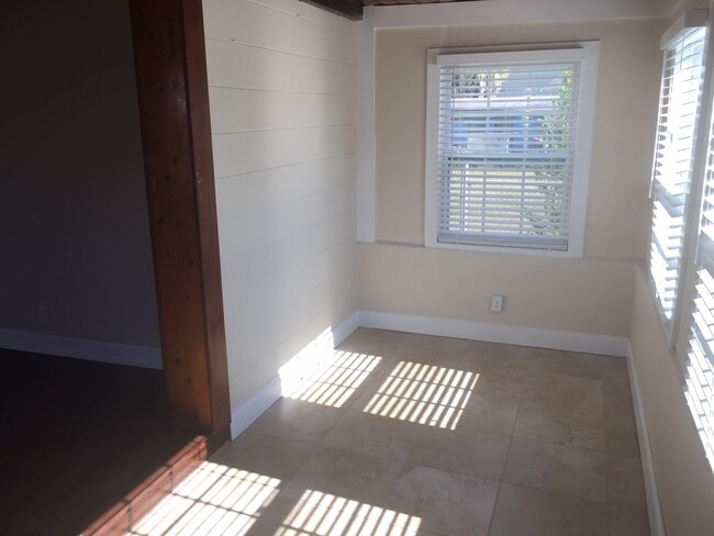 Building Photo - Remodeled 2/1 - Close to Howard and UT