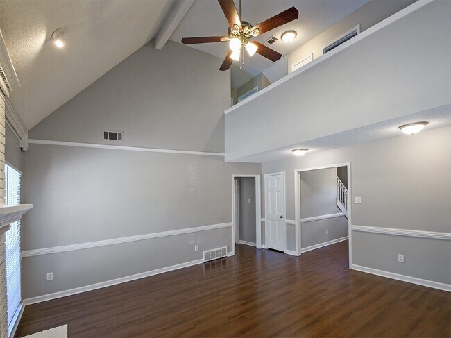 Building Photo - Pretty 4 bed, 2.5 bath home with wonderful...