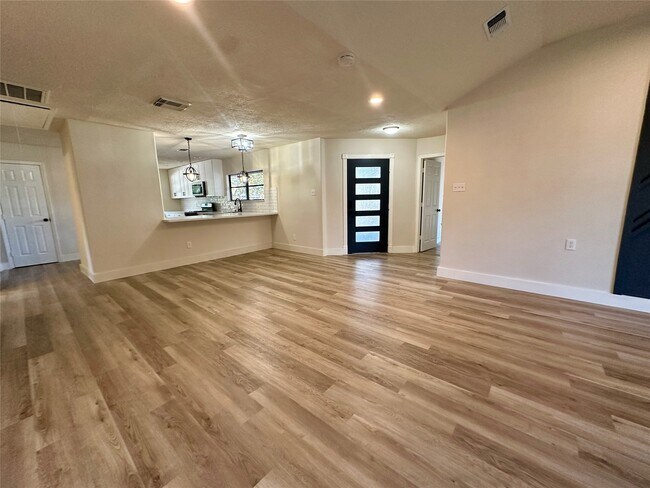 Building Photo - 5502 Hewitt Dr